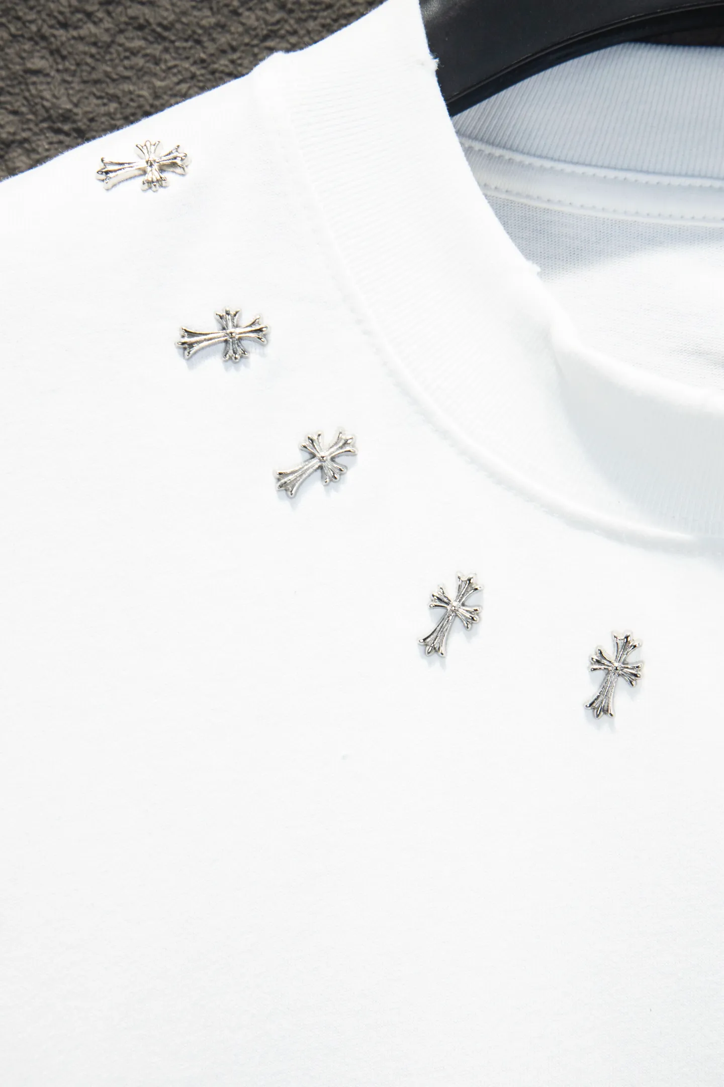 P190 🆕Chrome Hearts os version is really charming and Chrome Hearts is really a must-have. Each season's new version is made to the extreme. It is very practical and can be worn casually. Nice✔️ - ⚠️100% cotton. Made of 32-count double yarn, 260-gram weight fabric and imported knitted carded cotton. The thickness is moderate, drapey and contoured, and the upper body is comfortable! ! It is very tolerant to fat body types and can instantly lose five pounds after wearing it!  Front panel #Back panel Neckline Bronzing elements# Imported hardware heavy craftsmanship and imported accessories. The body is washed, fried, frayed and added with handmade elements, which greatly increases the interest of the clothing; unique visual effects. The special fraying effect creates a unique distressed effect. The addition of handmade elements to the body greatly increases the interest of the clothing; it has a unique visual effect. After special fraying effect treatment, a unique distressed effect is formed. An irregular hem is added to the version. This year, Crow Heart is focusing on the version. In the past two years, the oversize version has become the focus of the trend. It has also been a popular staple in the past two years. The change of designers has made this brand an instant hit. The progressive fashion of the times also needs the blood impact of fresh elements and trendy designs in order to continue its glory! It’s stylish both inside and outside, a must-have for high street travel! An absolute "eye-catching style" that can match couples 💏 Color: washed black and white Size: S M L XL